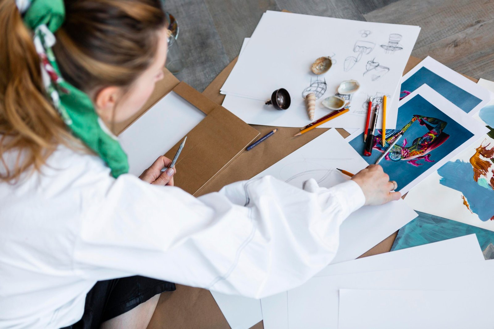 close-up-woman-drawing